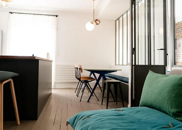 Charming In Montmartre Near Sacre Coeur Париж